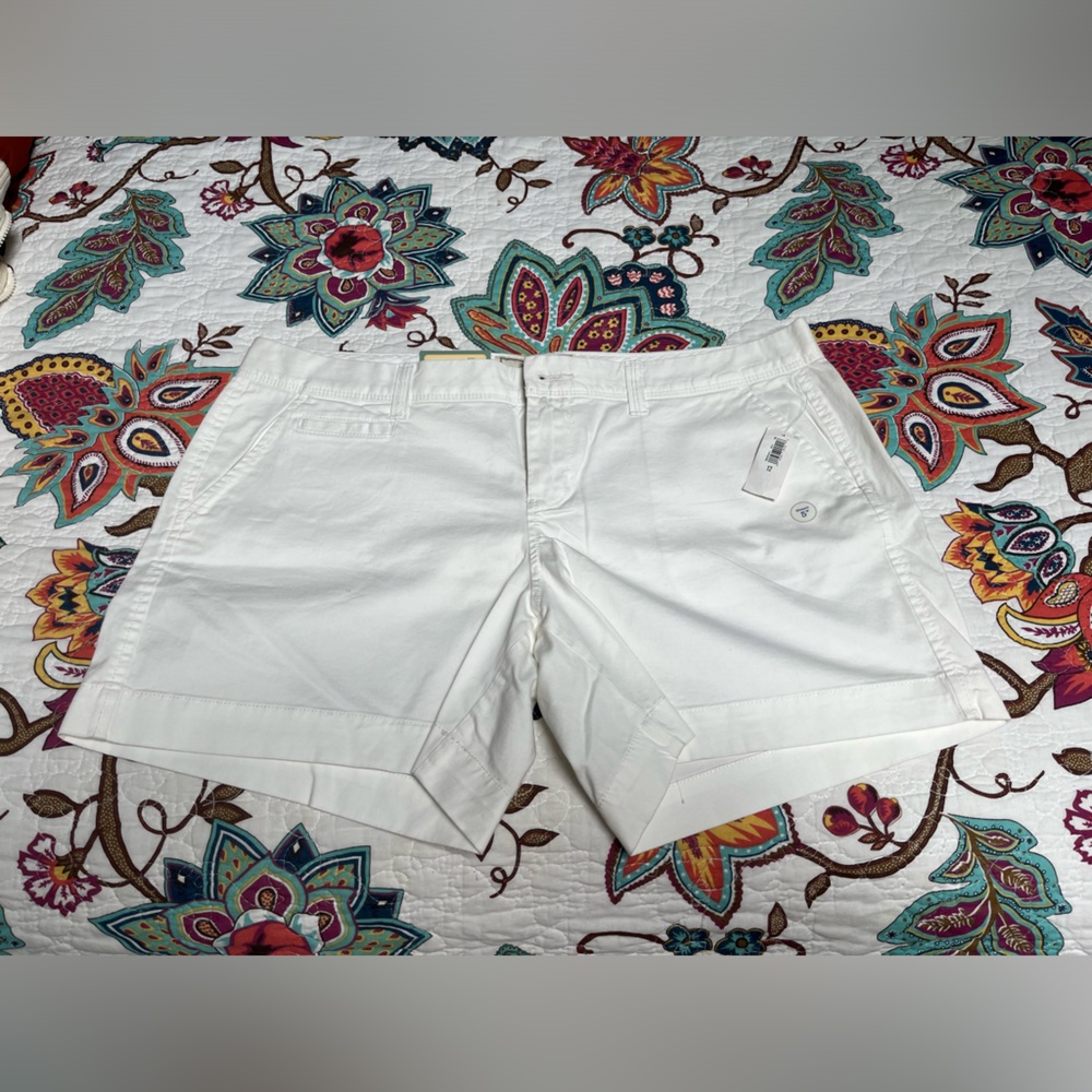 White size 12 5inch front zipper shorts
